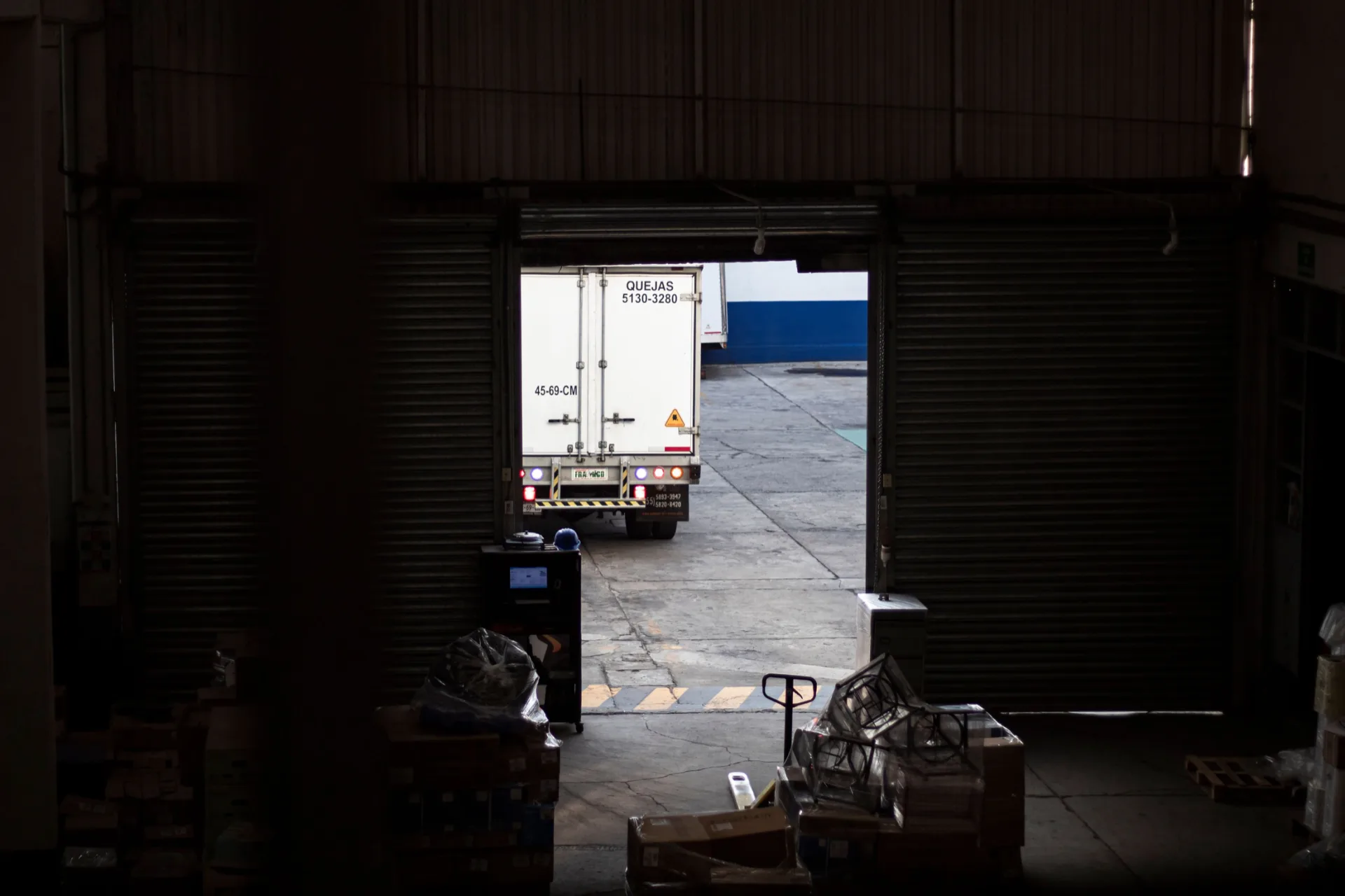 Mezzo in area di carico presso un magazzino logistico